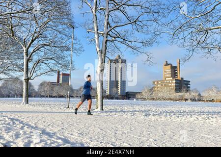 Leicester, Leicestershire, UK 25th Jan 2021. UK. Weather. Snow. A snowy morning in Victoria Park in Leicester City. Alex Hannam/Alamy Live News Stock Photo