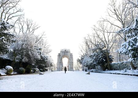 Leicester, Leicestershire, UK 25th Jan 2021. UK. Weather. Snow. A snowy morning in Victoria Park in Leicester City. Alex Hannam/Alamy Live News Stock Photo