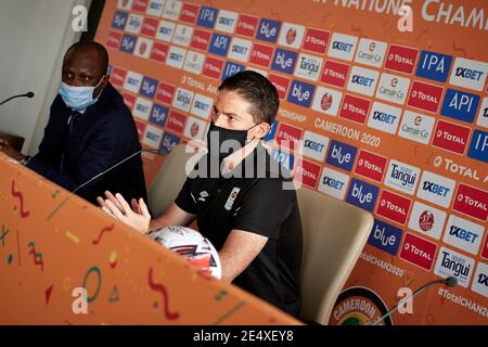 Douala, Cameroon. 25 Jan 2021.  Johnathan McKinstry (Head Coach, Uganda) responds to questions at the Uganda Pre-match (v Morocco) press conference, Group C, CAF African Nations Championship (CHAN) Tournament 2021.  Stade de la Réunification, Bepanda.  Credit: XtraTimeSports (Darren McKinstry) / Alamy. Stock Photo