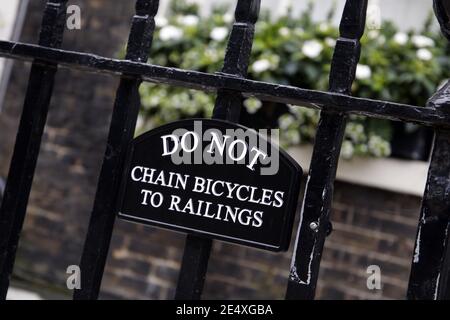 Sign on Railings: Do Not Chain Bicycles to Railings, Bloomsbury, London, England Stock Photo
