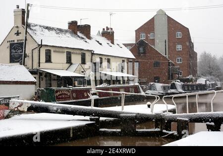 The Cape of Good Hope pub on the Grand Union Canal in snowy weather, Warwick, Warwickshire, England, UK Stock Photo