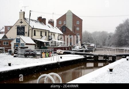 Warwick Top Lock and the Cape of Good Hope pub on the Grand Union Canal in snowy weather, Warwick, Warwickshire, England, UK Stock Photo