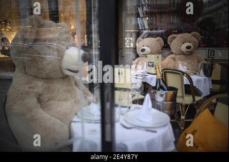 Paris, France. January 25th 2021:Giant teddy bears sitting in the closed cafe Les deux Magots during the second second wave COVID-19 pandemic emergency, in Paris, France, on January 25, 2021. Photo by Eliot Blondet/ABACAPRESS.COM Credit: Abaca Press/Alamy Live News Stock Photo