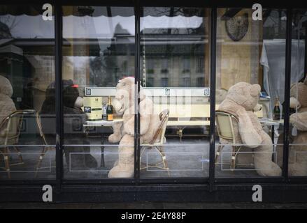 Paris, France. January 25th 2021:Giant teddy bears sitting in the closed cafe Les deux Magots during the second second wave COVID-19 pandemic emergency, in Paris, France, on January 25, 2021. Photo by Eliot Blondet/ABACAPRESS.COM Credit: Abaca Press/Alamy Live News Stock Photo