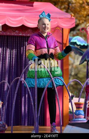 Macy's Thanksgiving Day Parade, New York, USA - 23 Nov 2017 - JOJO SIWA Stock Photo