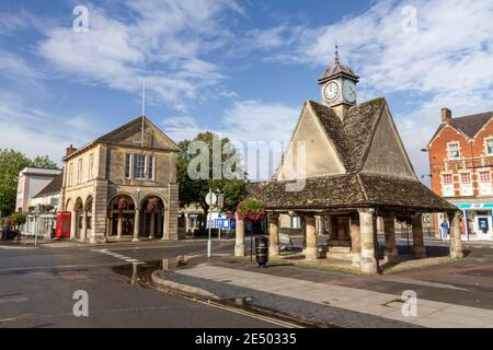 Town Hall & Market Cross on Market Square, in Witney, a historic market town on the River Windrush, Oxfordshire, UK. Stock Photo