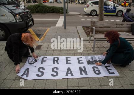 Barcelona, Catalonia, Spain. 25th Jan, 2021. Protesters are seen holding a sign that reads, Free Assange.Demonstration in front of the British Consulate General in Barcelona against the imprisonment of Australian journalist and activist Julian Assange, known for being the founder, editor and spokesperson of the WikiLeaks website, imprisoned in the United Kingdom since 2019 Credit: Thiago Prudencio/DAX/ZUMA Wire/Alamy Live News Stock Photo