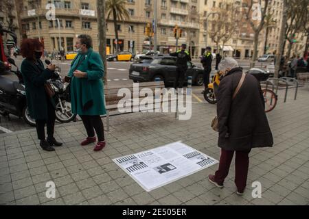 Barcelona, Catalonia, Spain. 25th Jan, 2021. A lady is seen reading placard put up by protesters.Demonstration in front of the British Consulate General in Barcelona against the imprisonment of Australian journalist and activist Julian Assange, known for being the founder, editor and spokesperson of the WikiLeaks website, imprisoned in the United Kingdom since 2019 Credit: Thiago Prudencio/DAX/ZUMA Wire/Alamy Live News Stock Photo