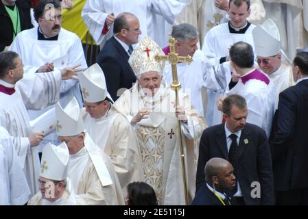 Atmosphere as Pope Benedict XVI arrives to celebrate mass at Yankee ...