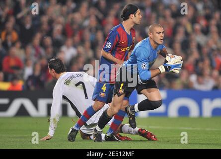 Barcelona's goalkeeper Victor Valdes during the UEFA Champions League semi-finals, first leg, Soccer match, FC Barcelona vs Manchester United at the Nou Camp stadium in Barcelona, Spain on April 23, 2008. The match ended in a 0-0 draw. Photo by Steeve McMay/Cameleon/ABACAPRESS.COM Stock Photo