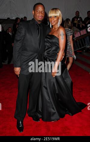 Singer Mary J. Blige and husband Kendu Isaacs arrive for the 2008 Costume Institute Gala celebrating the 'Superheroes: Fashion and Fantasy' exhibition held at the Metropolitan Museum of Art in New York City, USA on May 5, 2008. Photo by Gregorio Binuya/ABACAPRESS.COM Stock Photo