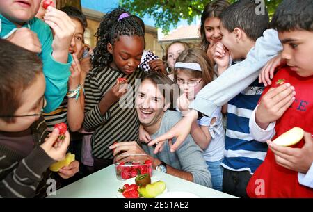 French TV chef Cyril Lignac is surrounded by school children as he helps launching the campaign 'A Fruit at the Recess' to spur on children to eat more fruits, in a school in Bordeaux, southwestern France on May 6, 2008. Photo by Patrick Bernard/ABACAPRESS.COM Stock Photo