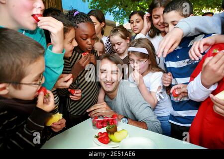 French TV chef Cyril Lignac is surrounded by school children as he helps launching the campaign 'A Fruit at the Recess' to spur on children to eat more fruits, in a school in Bordeaux, southwestern France on May 6, 2008. Photo by Patrick Bernard/ABACAPRESS.COM Stock Photo