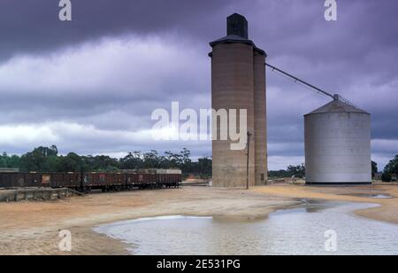 TOWER GRAIN ELEVATOR SILOS IN THE MALLEE DISTRICT OF SOUTH AUSTRALIA. STORM CLOUDS IN THE DISTANCE. Stock Photo