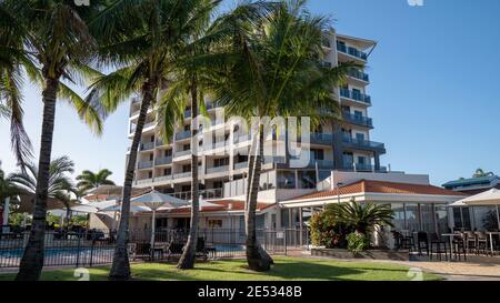 Mackay, Queensland, Australia - January 2021: Mantra Hotel on the waterfront at Mackay marina with pool and outdoor dining Stock Photo