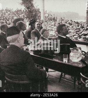 President Theodore Roosevelt and 80,000 miners listening to Union President John Mitchell, Wilkes-Barre, Pennsylvania, USA. 1905 Stock Photo