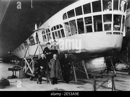Participants of the 'Hollandfahrt' on October 13, 1929 near the German airship LZ 127 'Graf Zeppelin' in a hangar in Friedrichshafen Stock Photo