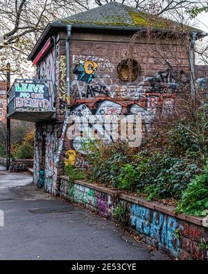 The Rosengarten cafe &  Bar Graffiti covered exterior, Volkspark am Weinbergsweg park in Mitte-Berlin Stock Photo