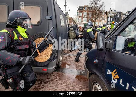 AMSTERDAM, NETHERLANDS, JANUARY 24: Riot police are seen clashing with protesters near the Museumplein on January 24, 2021 in Amsterdam, Netherlands. Stock Photo