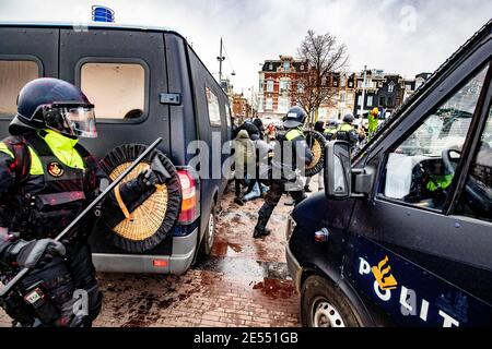 AMSTERDAM, NETHERLANDS, JANUARY 24: Riot police are seen clashing with protesters near the Museumplein on January 24, 2021 in Amsterdam, Netherlands. Stock Photo