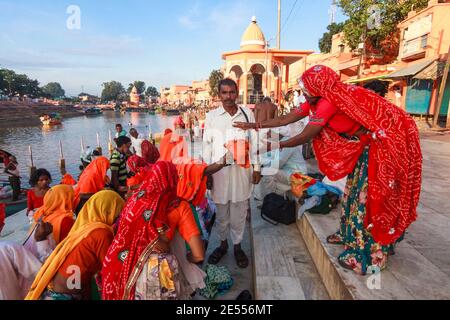 Chitrakoot, Madhya Pradesh, India : A group of pilgrims from Rajasthan stands at Ramghat on the Mandakini river where during their exile period Lord R Stock Photo