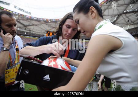 Lionel Messi in the 2008 Olympic soccer tournament Stock Photo - Alamy