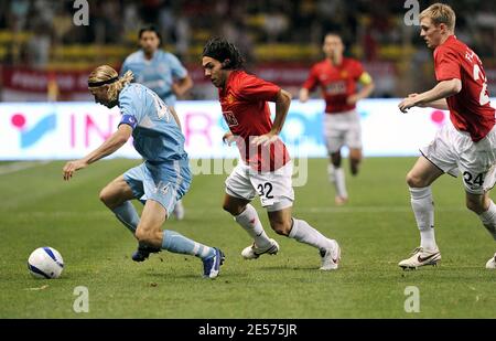 Carlos Tevez and Anatolly Tymoshchuk during the UEFA Super Cup Final, Manchester United v Zenit St Petersburg at Stade Louis II in Monaco, on August 29, 2008. Photo by Willis Baker/Cameleon/ABACAPRESS.COM Stock Photo