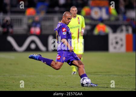 Fiorentina's Sergio Almiron during the UEFA Champions League soccer match, Olympique Lyonnais vs AFC Fiorentina at the Gerland stadium in Lyon, France on September 17, 2008. (2-2). Photo by Stephane Reix/ABACAPRESS.COM Stock Photo