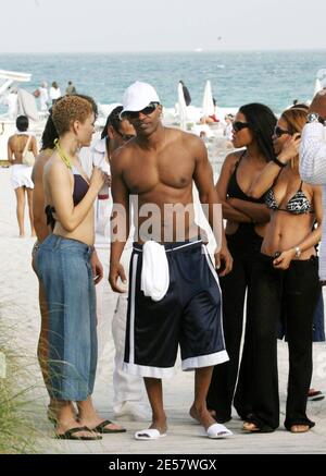 Exclusive!! Oscar Winning Party Animal actor Jamie Foxx chills at the beach with plenty of female attention the day after his sold out concert at the Bank Atlantic Center in Ft Lauderdale, FL, 2/3/07    [[tag ral]] Stock Photo