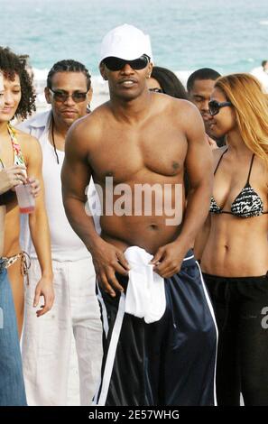 Exclusive!! Oscar Winning Party Animal actor Jamie Foxx chills at the beach with plenty of female attention the day after his sold out concert at the Bank Atlantic Center in Ft Lauderdale, FL, 2/3/07    [[tag ral]] Stock Photo