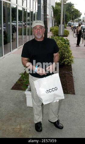 Exclusive!! Aging crooner Billy Joel hits Lincoln Rd on Miami Beach with his shopping, 2/15/07    [[mab]] Stock Photo