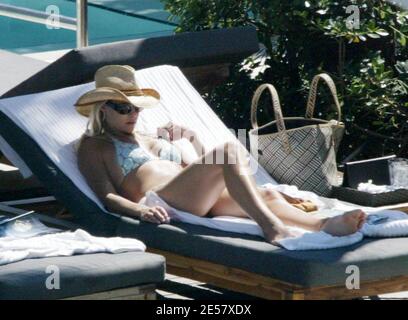 Exclusive!! Newly engaged Howard Stern and fiancee Beth Ostrosky relax at a Miami Beach hotel, 2/23/07.    [[tag mab]] Stock Photo