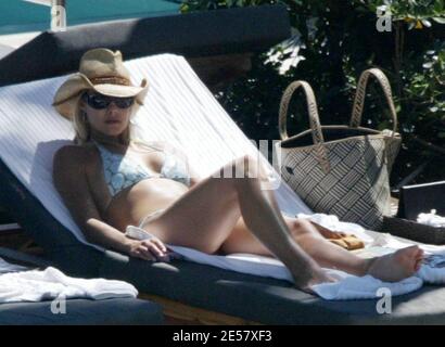 Exclusive!! Newly engaged Howard Stern and fiancee Beth Ostrosky relax at a Miami Beach hotel, 2/23/07.    [[tag mab]] Stock Photo