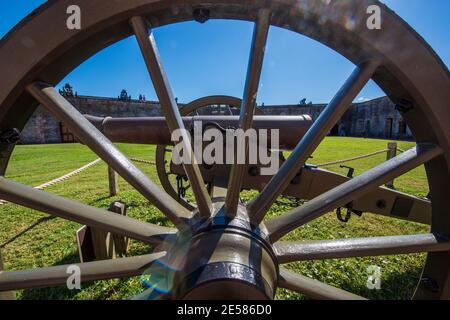 Model 1841 6-pounder field cannon at Fort Macon State Park in Atlantic Beach, NC. Smallest caliber cannon used in the American Civil War. Seven men cr Stock Photo