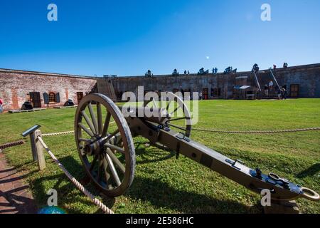 Model 1841 6-pounder field cannon at Fort Macon State Park in Atlantic Beach, NC. Smallest caliber cannon used in the American Civil War. Seven men cr Stock Photo