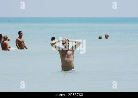 Italian soccer star Christian 'Bobo' Vieri and super hot girlfriend Melissa Satta enjoy the sun and surf on Miami Beach, Fla. 6/3/07.  [[tag]] Stock Photo