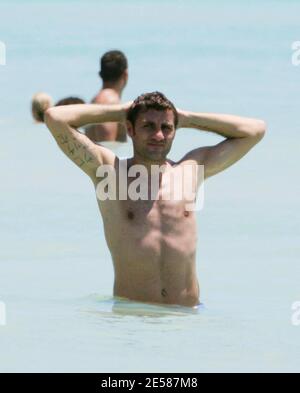 Italian soccer star Christian 'Bobo' Vieri and super hot girlfriend Melissa Satta enjoy the sun and surf on Miami Beach, Fla. 6/3/07.  [[tag]] Stock Photo