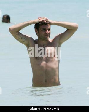 Italian soccer star Christian 'Bobo' Vieri and super hot girlfriend Melissa Satta enjoy the sun and surf on Miami Beach, Fla. 6/3/07.  [[tag]] Stock Photo