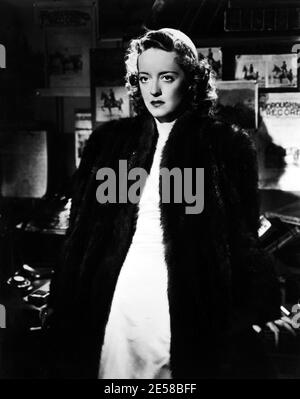 1939 , USA : The movie actress   BETTE  DAVIS (  1908 - 1989 )  in  DARK VICTORY  ( Tramonto ) by Edmund Goulding   - CINEMA - FILM - attrice - portrait - ritratto - embrace - abbraccio - capelli lunghi - long hair - triste - tristezza - hat - cappello - pelliccia - fur -  scary    ----  Archivio GBB Stock Photo