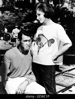 1961 , USA  : The italian movie actress GINA LOLLOBRIGIDA with ROCK HUDSON in the italian location filming of   COME SEPTEMBER  ( Torna a settembre ) by Robert Mulligan  , Universal Studio stills photo - CINEMA - FILM - innamorati  - lovers - love scene - scena d' amore  - candid still on set - pesce - fish - BLUE JEANS ----  Archivio GBB Stock Photo