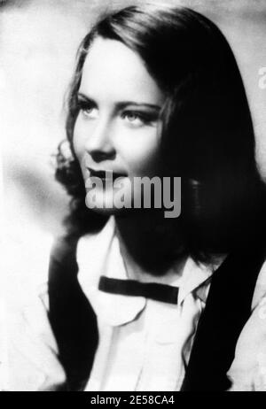 1941 , ITALY : The italian movie actress ALIDA VALLI in the movie  ORE NOVE LEZIONE DI CHIMICA  by Mario Mattoli , screenplay by Marcello Marchesi - FILM - CINEMA - attrice - portrait - ritratto -  long hair - capelli lunghi  - smile - sorriso  ----  Archivio GBB Stock Photo