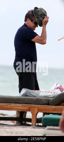 Exclusive!! Funnyman Robin Williams takes a beach break from filming 'Old Dogs' with fellow actor John Travolta in Miami Beach, FL 10/5/07     [[mab]] Stock Photo