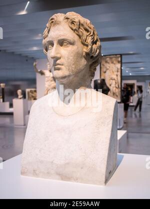 Le Louvre Lens : Alexander The great (336-323 BC): bust after LYSIPPE (Ca 130 AD) Stock Photo