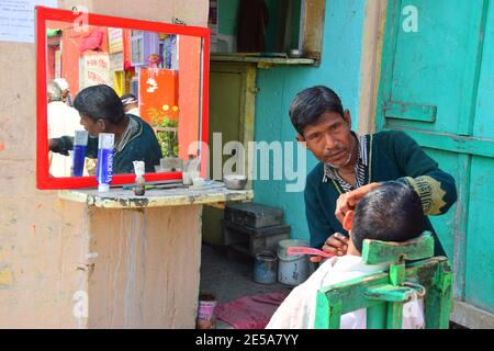 Indian Barber, Ghats, Varanasi, India Stock Photo