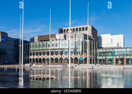 The Birmingham repertory Theatre overlooks the water feature in the refurbished Centenary Square, Birmingham Stock Photo