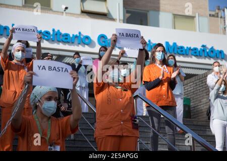 Madrid, Spain. 27th Jan, 2021. Medical staff from the Gregorio Marañón Hospital protest against the forced transfers to the Isabel Zendal Hospital. (Photo by Fer Capdepon Arroyo/Pacific Press) Credit: Pacific Press Media Production Corp./Alamy Live News Stock Photo