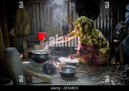 Clay oven hi-res stock photography and images - Alamy