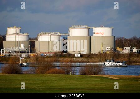 Duisburg, Ruhr area, North Rhine-Westphalia, Germany - Duisburg ports, cargo ship on the Rhine, tank farm of Oiltanking Deutschland GmbH behind, large Stock Photo