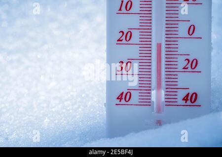 Thermometer in winter in the cold on snow and analyzes low negative air  temperatures in clear sunny weather.Meteorological conditions and  environmenta Stock Photo - Alamy
