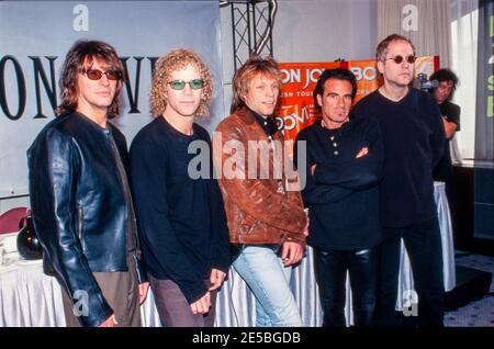 COLOGNE, GERMANY - MAY 26, 1998: Bon Jovi posing after a press conference about their new tour. Stock Photo